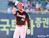 '타이거즈 역대 4위' 35홈런 외인 타자와 작별 택한 KIA 외야 보강해야 하는 상황