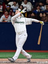 투수야, 타자야, 가수야? 최준용, '나무배트' 들고 홈런더비 우승→고척돔 단독 콘서트까지…스트레스 풀리는 느낌 [고척 현장]