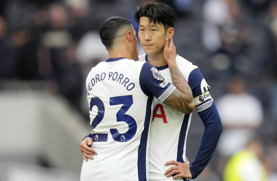 손흥민(왼쪽)과 페드로 포로. 연합뉴스