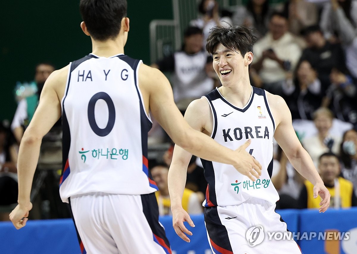 전희철 임시감독이 이끄는 대한민국 농구 국가대표팀은 1일 원주DB프로미아레나에서 열린 중국과의 2027 국제농구연맹(FIBA) 월드컵 아시아 예선 1라운드 B조 2차전에서 90-76으로 승리했다. 지난달 28일 중국 베이징에서 열린 1차전에서 중국을 80-76으로 승리한 한국은 예상밖 2연승을 달리며 한국 농구 역사의 한 페이지를 써내려갔다. 농구대표팀은 내년 2~3월 대만과 일본으로 연달아 원정 경기를 떠난다. 연합뉴스