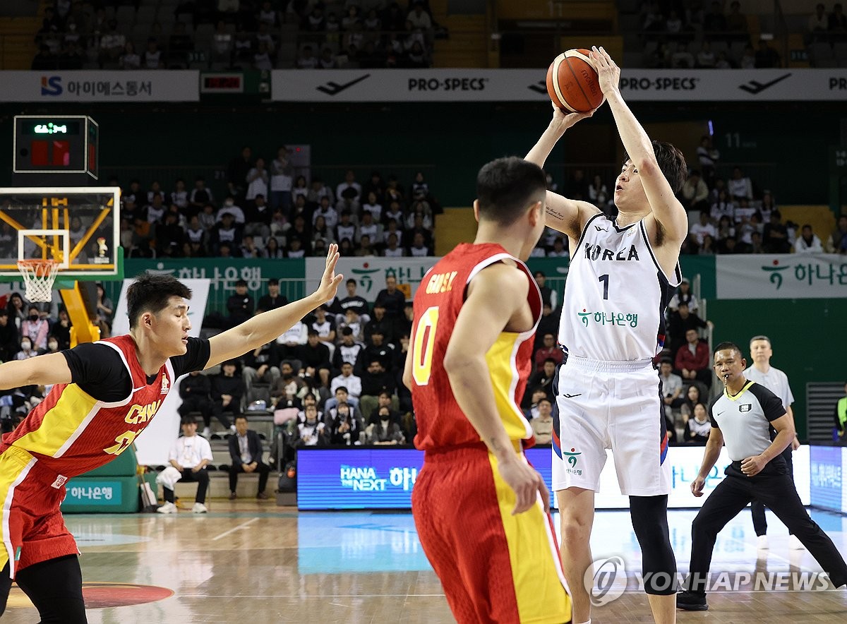 전희철 임시감독이 이끄는 대한민국 농구 국가대표팀은 1일 원주DB프로미아레나에서 열린 중국과의 2027 국제농구연맹(FIBA) 월드컵 아시아 예선 1라운드 B조 2차전에서 90-76으로 승리했다. 지난달 28일 중국 베이징에서 열린 1차전에서 중국을 80-76으로 승리한 한국은 예상밖 2연승을 달리며 한국 농구 역사의 한 페이지를 써내려갔다. 농구대표팀은 내년 2~3월 대만과 일본으로 연달아 원정 경기를 떠난다. 연합뉴스
