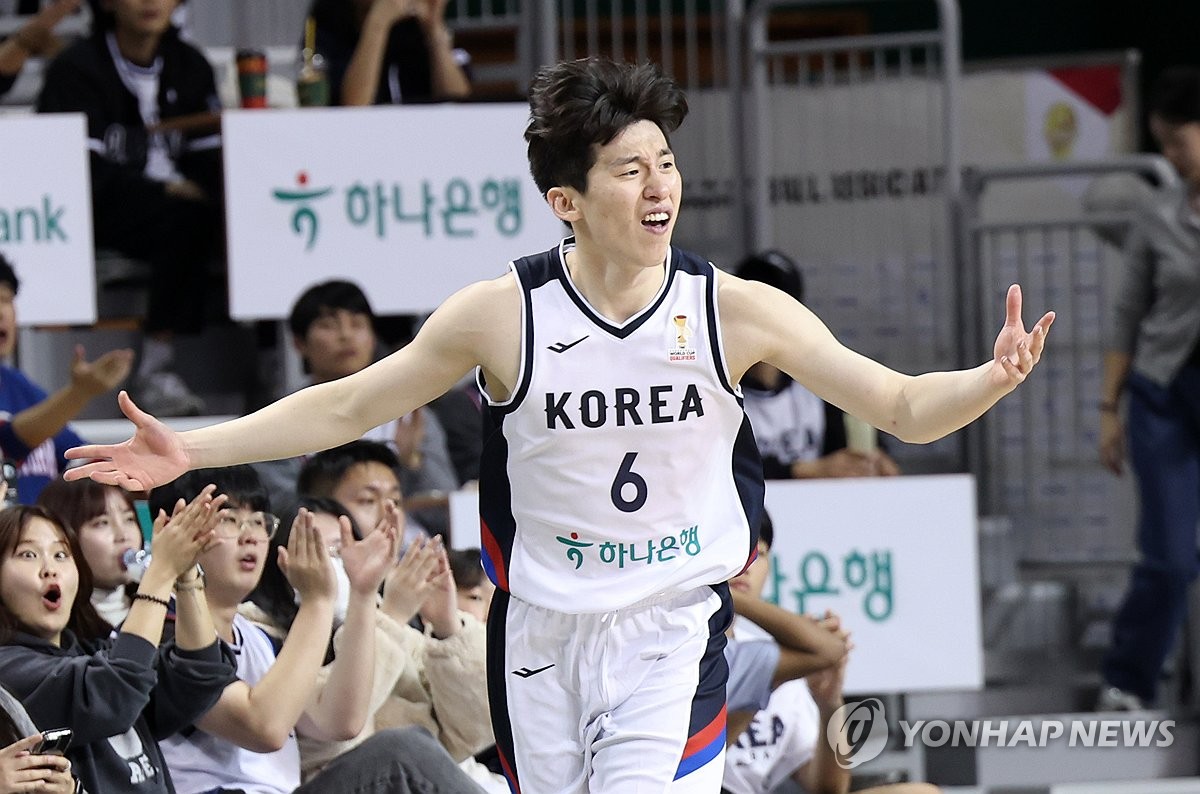 전희철 임시감독이 이끄는 대한민국 농구 국가대표팀은 1일 원주DB프로미아레나에서 열린 중국과의 2027 국제농구연맹(FIBA) 월드컵 아시아 예선 1라운드 B조 2차전에서 90-76으로 승리했다. 지난달 28일 중국 베이징에서 열린 1차전에서 중국을 80-76으로 승리한 한국은 예상밖 2연승을 달리며 한국 농구 역사의 한 페이지를 써내려갔다. 농구대표팀은 내년 2~3월 대만과 일본으로 연달아 원정 경기를 떠난다. 연합뉴스