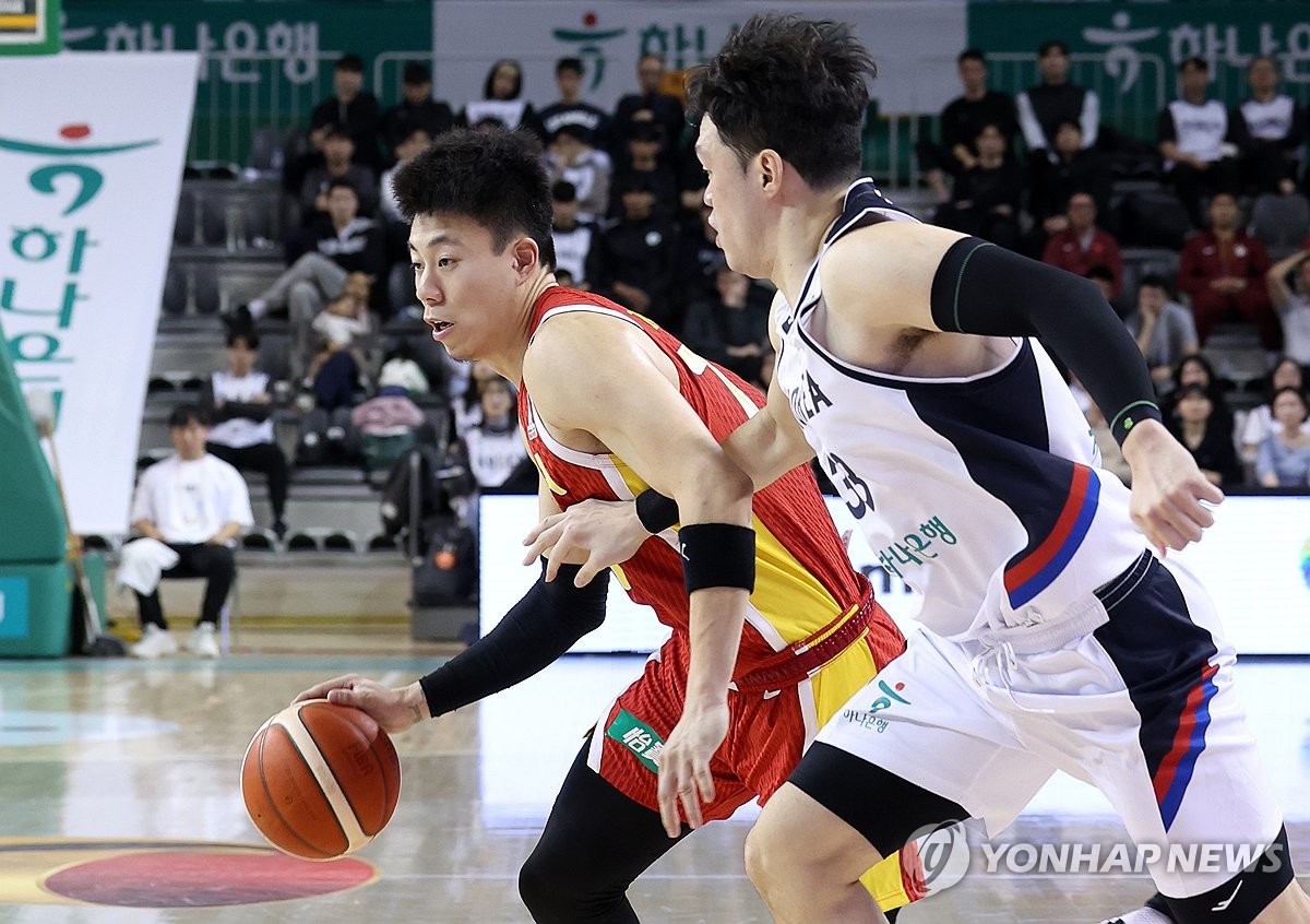 전희철 임시감독이 이끄는 대한민국 농구 국가대표팀은 1일 원주DB프로미아레나에서 열린 중국과의 2027 국제농구연맹(FIBA) 월드컵 아시아 예선 1라운드 B조 2차전에서 90-76으로 승리했다. 지난달 28일 중국 베이징에서 열린 1차전에서 중국을 80-76으로 승리한 한국은 예상밖 2연승을 달리며 한국 농구 역사의 한 페이지를 써내려갔다. 농구대표팀은 내년 2~3월 대만과 일본으로 연달아 원정 경기를 떠난다. 연합뉴스