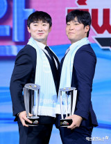 신민재-박관우 '베스트 키스톤 세리머니'[포토]