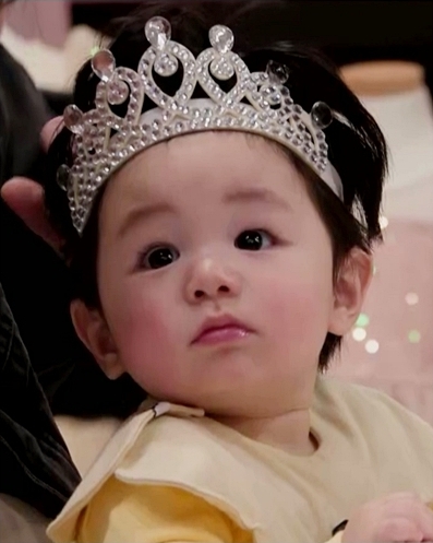 왕관을 쓴 심형탁의 아들 하루