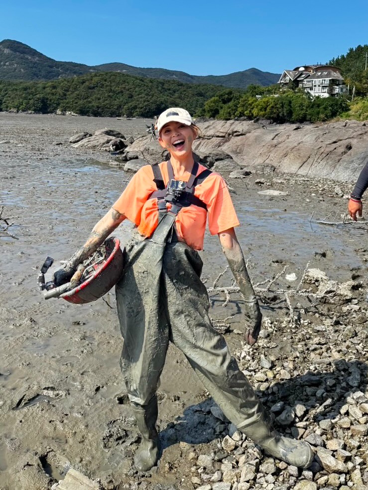 갯벌에서 포즈를 취한 야노 시호