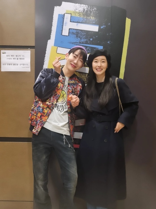 조권과 인증샷 남기는 이정현