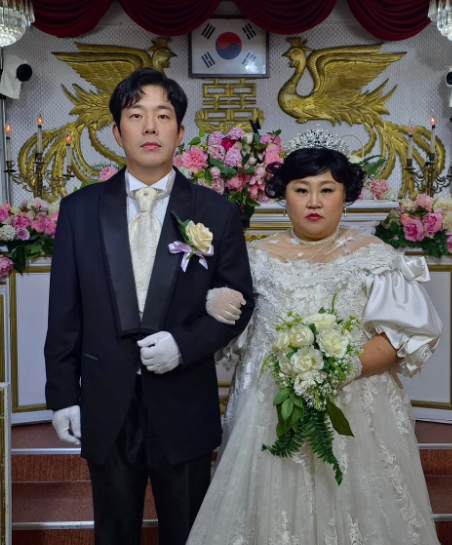 레트로 컨셉으로 리마인드 웨딩 촬영을 한 김민기, 홍윤화 부부. 사진=홍윤화 SNS