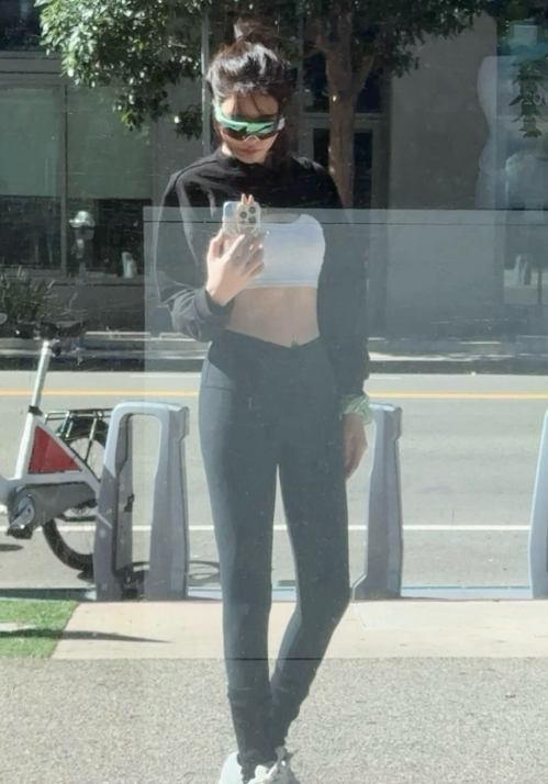 LA에서 과감한 패션을 선보인 이지아. 사진=이지아 SNS