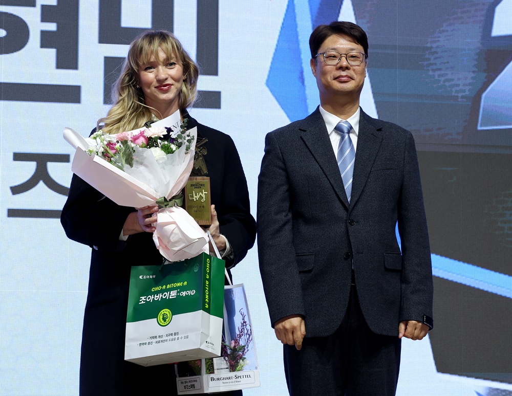 코디 폰세의 아내 엠마 폰세(왼쪽)가 2일 서울 강남구 역삼동 라움아트센터에서 열린 '2025 조아제약 프로야구대상'에서 남편을 대신해 대상을 수상했다. 사진 일간스포츠 제공