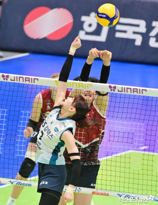 안혜진 ‘주먹으로 넘긴다’[포토]