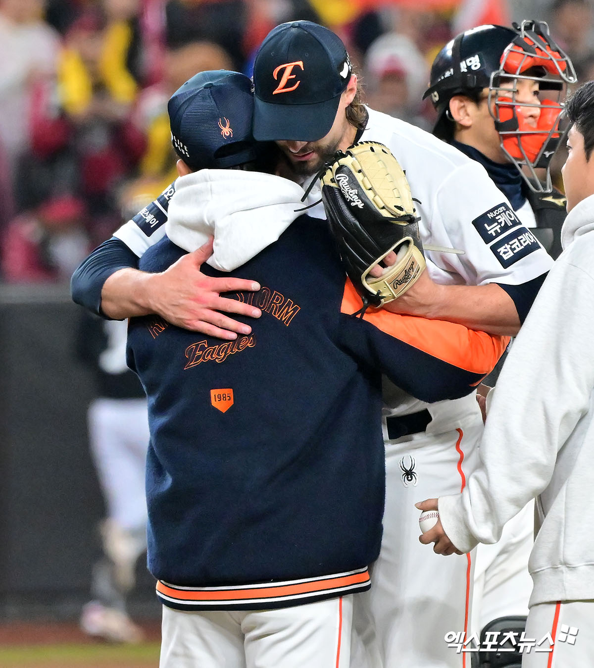 라이언 와이스의 미국행이 확정됐다. 휴스턴 지역 매체 '애스트로스 비트'의 브라이언 맥타거는 3일 '소식통에 따르면, 휴스턴 애스트로스가 우완 투수 와이스와 피지컬 테스트 완료를 조건으로 계약에 합의했다. 그는 지난 2년 동안 한국에서 뛰었으며 선발투수로 활약할 예정'이라고 전했다. 'MLB트레이드루머스'에 따르면 이번 휴스턴과 와이스의 계약은 구단의 1년 연장 옵션이 포함된 1년 260만 달러(약 38억 2000만원) 규모다. 옵션이 발동되면 총 계약 규모는 1000만 달러(약 147억)까지 상승한다. 엑스포츠뉴스DB