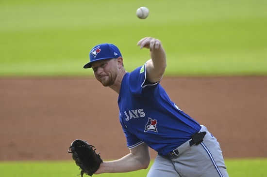 코디 폰세의 토론토 블루제이스행이 확정되면서 과거 KIA 타이거즈에서 뛰었던 에릭 라우어의 입지가 축소될 전망이다. MLB 이적 소식을 전하는 'MLB트레이드루머스(MLBTR)'는 '딜런 시즈와의 7년 계약을 마무리한 토론토는 선발진 보강을 계속하고 있다. 이미 시즈, 트레이 예세비지, 케빈 가우스먼, 셰인 비버로 구성된 강력한 상위 4선발을 보유하고 있었다. 폰세와 호세 베리오스는 5, 6선발로 예상되며, 이는 리그에서 가장 강력한 로테이션 중 하나로 보인다'며 '올해 스윙맨으로 활약한 라우어는 이제 뎁스 차트에서 7번째로 밀려났다'고 덧붙였다. 연합뉴스