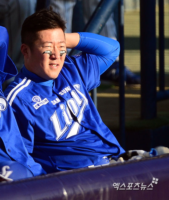 최형우(왼쪽)가 3일 삼성 라이온즈와 계약기간 2년, 인센티브 포함 최대 26억원의 조건에 FA 계약을 체결했다. 삼성 구단은 '팀 전력 강화를 위해 타선에 확실한 무게감을 실어줄 수 있는 최형우와의 계약을 마쳤다. 최형우의 가세로 구자욱, 디아즈, 김영웅 등 장타력을 갖춘 기존 좌타라인에 파괴력이 더해질 전망이다'라고 밝혔다. 삼성 라이온즈 제공