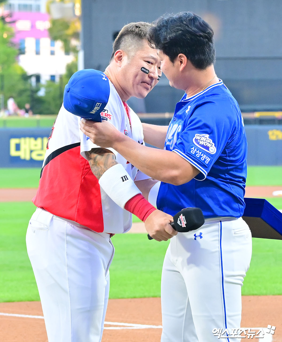 지난 9월 10일 광주기아챔피언스필드에서 열린 '2025 신한 SOL Bank KBO리그' 삼성 라이온즈와 KIA 타이거즈의 경기에서 삼성 오승환 은퇴투어 행사가 진행됐다. 이날 행사에서 KIA 최형우가 삼성 오승환에게 감사패를 전달하고 있다. 엑스포츠뉴스DB