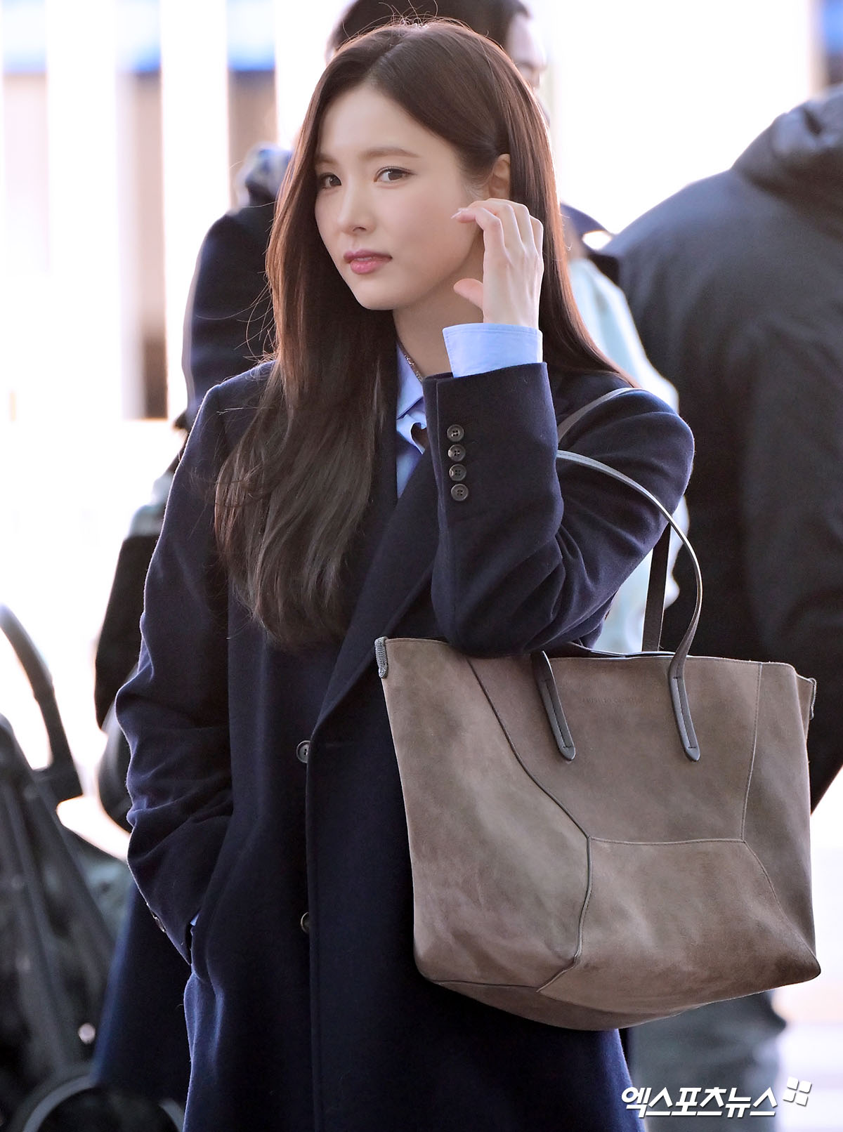 신세경이 이탈리아 로마로 출국하고 있다.