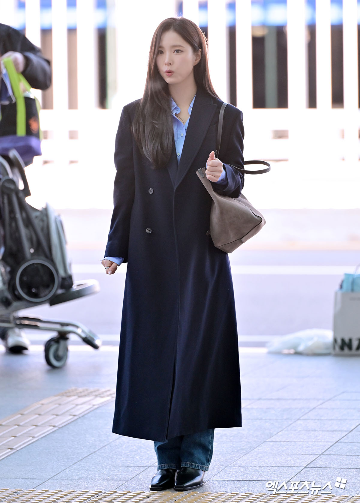 신세경이 이탈리아 로마로 출국하고 있다.