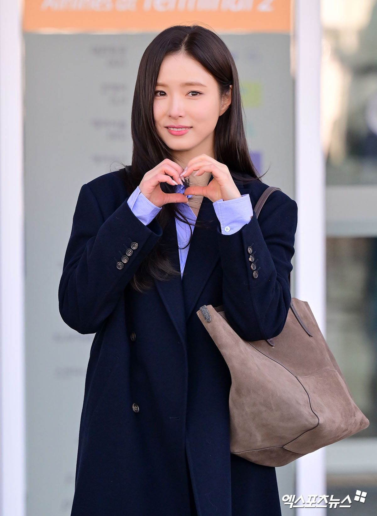 신세경이 이탈리아 로마로 출국하고 있다.