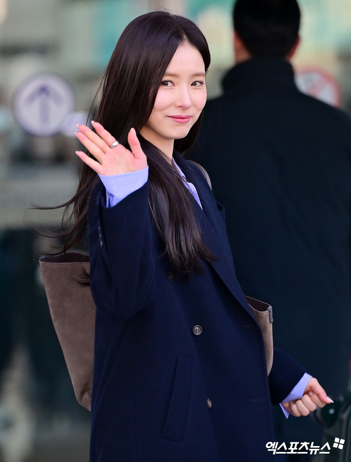 신세경이 이탈리아 로마로 출국하고 있다.