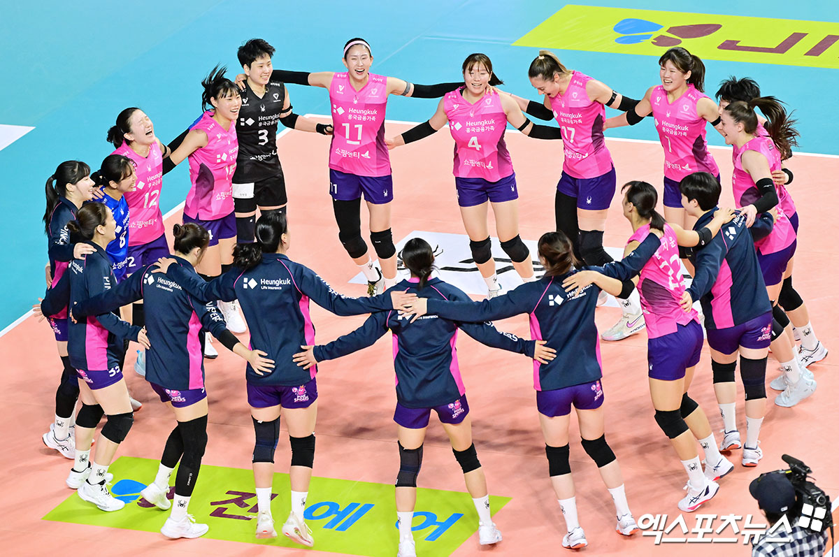 여자프로배구 흥국생명이 3일 인천 삼산월드체육관에서 열린 진에어 2025-2026 V리그 여자부 2라운드 한국도로공사와의 홈 경기에서 세트 스코어 3-2 역전승을 거뒀다. 사진 김한준 기자