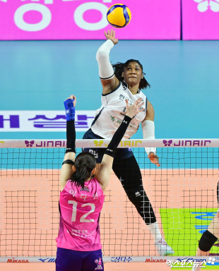 모마 ‘높은 타점’[포토]