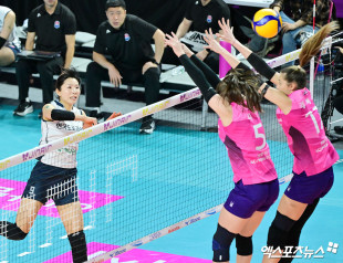 전새얀 ‘블로커 살짝 넘기고’[포토]