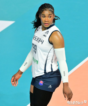 모마 ‘연속된 공격 실패’[포토]