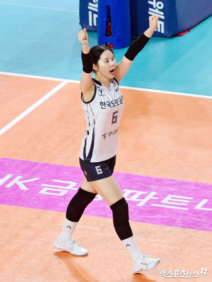 이윤정 ‘두 손을 번쩍’[포토]