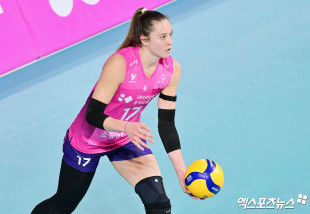 서브 시도하는 레베카[포토]