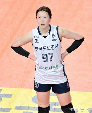 비디오판독 결과 기다리는 강소휘[포토]