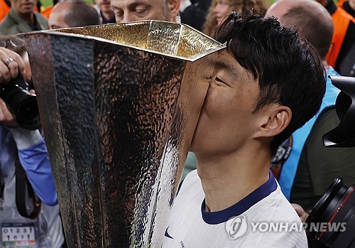 토트넘 홋스퍼는 3일 '쏘니가 집으로 돌아온다. 손흥민이 오는 10일 토트넘 홋스퍼 스타디움에서 열리는 슬라비아 프라하와의 2025-2026시즌 UEFA 챔피언스리그 리그페이즈 경기를 통해 구단을 떠난 뒤 처음으로 홈 팬들 앞에 서기 위해 돌아온다'고 발표했다. 이어 '손흥민은 지난 8월 서울에서 열린 뉴캐슬 유나이티드와의 친선 경기에서 토트넘 유니폼을 입고 한국 팬들 앞에서 마지막 경기를 소화했다. 그래서 런던에서 다시 인사하기를 원했다'고 설명했다. 연합뉴스