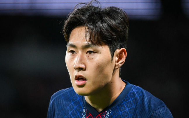 이강인의 리그 첫 골이 파리 생제르맹(PSG) 11월 '이달의 골'로 선정됐다. 이강인은 다른 후보들과의 경쟁에서 39.3%의 득표율을 기록하며 이달의 골을 수상했다. 최근 들어 좋은 활약을 이어가며 현지 언론과 팬들로부터 찬사를 받고 있는 이강인에게 이달의 골 선정은 그의 최근 퍼포먼스를 다시 한번 증명하는 일이 됐다. 사진 연합뉴스