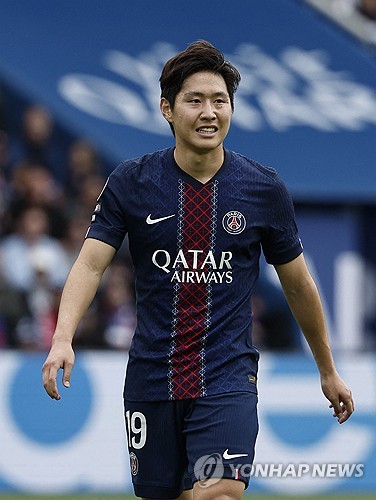 이강인의 리그 첫 골이 파리 생제르맹(PSG) 11월 '이달의 골'로 선정됐다. 이강인은 다른 후보들과의 경쟁에서 39.3%의 득표율을 기록하며 이달의 골을 수상했다. 최근 들어 좋은 활약을 이어가며 현지 언론과 팬들로부터 찬사를 받고 있는 이강인에게 이달의 골 선정은 그의 최근 퍼포먼스를 다시 한번 증명하는 일이 됐다. 사진 연합뉴스