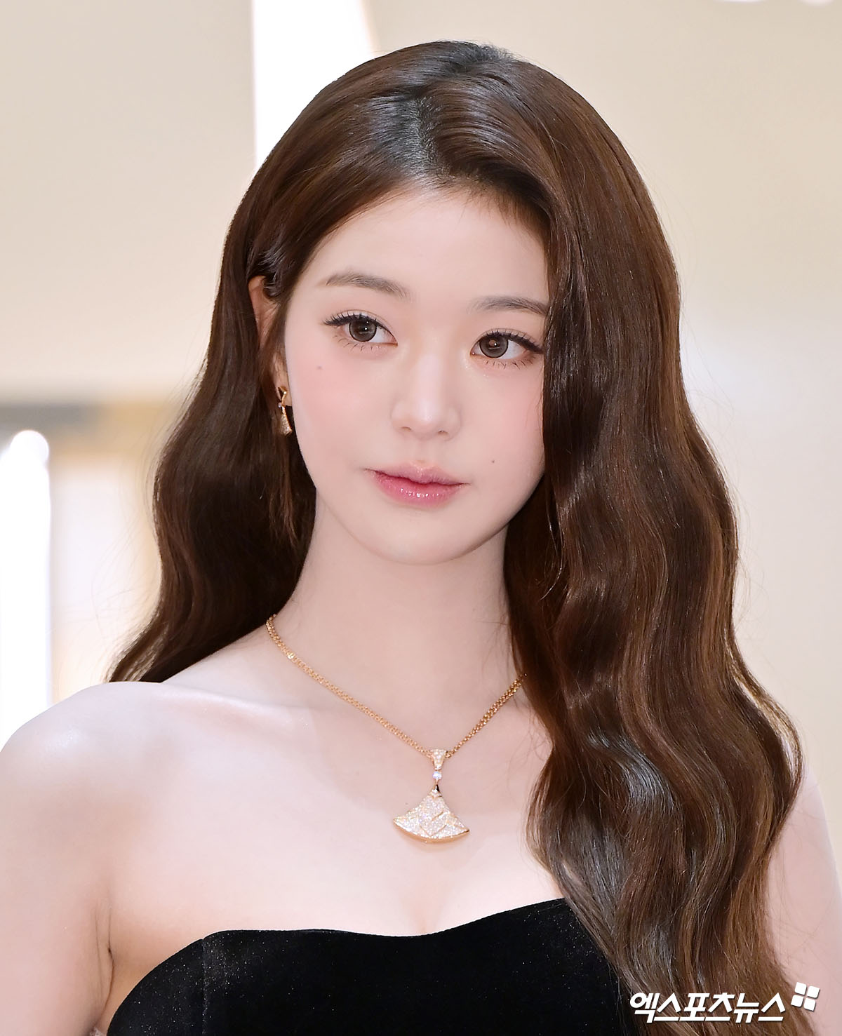 아이브 장원영이 포즈를 취하고 있다.