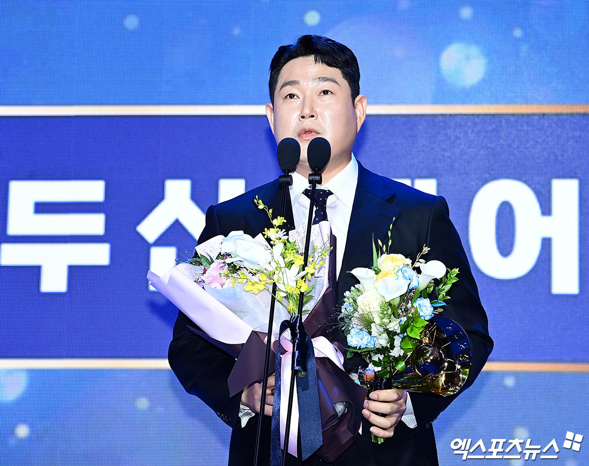 지난달 24일 오후 서울 신천동 롯데호텔월드에서 열린 '2025 신한 SOL Bank KBO 시상식'에 참석한 두산 양의지가 타율상 수상 소감을 전하고 있다. 엑스포츠뉴스 DB