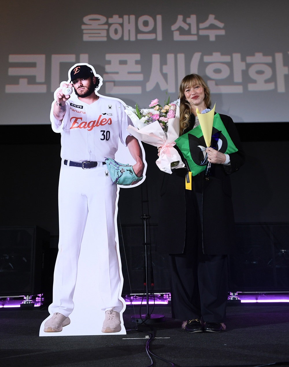 한화 이글스 투수 코디 폰세의 아내 엠마 폰세가 4일 서울 영등포 타임스퀘어 CGV에서 열린 '2025 스포츠서울 올해의 상' 시상식에서 올해의 선수를 대리 수상했다. 사진 스포츠서울 제공