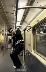 지드래곤, 신발 신고 지하철 의자 밟았다…美 뉴욕서 근황 