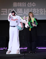 폰세 아내 아기가 옹알이로 '한화'부터 할 것 같아…'진짜 안녕' 트로피 들고 가족 모두 美 출국 [현장] 