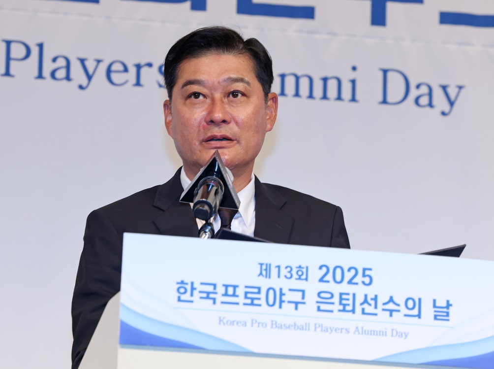 이종범 전 KT 위즈 코치가 5일 서울 강남구 청담동 호텔 리베라에서 열린 '2025 한국프로야구 은퇴선수의 날' 행사에서 한국프로야구은퇴선수협회 제5대 회장으로 취임했다. 이종범 회장은 '큰 직책을 맡겨준 선후배들께 감사하다. 또 다른 도전을 하게 됐다. 선후배들과 함께 걸으면서 든든한 버팀목이 될 수 있도록 노력하겠다. 한국 야구 발전과 협회 회원 권익을 위해 한걸음씩 나아가겠다'고 말했다. 이 회장은 아울러 시즌 도중인 지난 7월 TV 예능프로그램 출연을 위해 시즌 중 퇴단했던 부분에 대해 야구팬들에게 사과의 뜻을 밝혔다. 연합뉴스