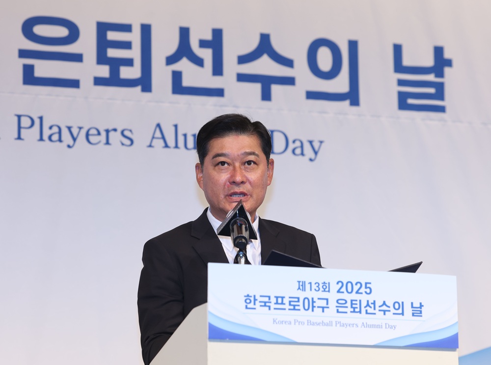이종범 전 KT 위즈 코치가 5일 서울 강남구 청담동 호텔 리베라에서 열린 '2025 한국프로야구 은퇴선수의 날' 행사에서 한국프로야구은퇴선수협회 제5대 회장으로 취임했다. 이종범 회장은 '큰 직책을 맡겨준 선후배들께 감사하다. 또 다른 도전을 하게 됐다. 선후배들과 함께 걸으면서 든든한 버팀목이 될 수 있도록 노력하겠다. 한국 야구 발전과 협회 회원 권익을 위해 한걸음씩 나아가겠다'고 말했다. 이 회장은 아울러 시즌 도중인 지난 7월 TV 예능프로그램 출연을 위해 시즌 중 퇴단했던 부분에 대해 야구팬들에게 사과의 뜻을 밝혔다. 연합뉴스