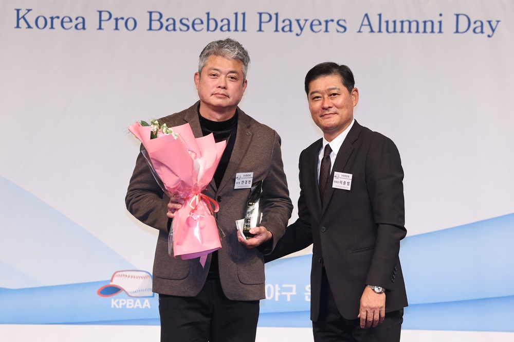 이종범(오른쪽) 전 KT 위즈 코치가 5일 서울 강남구 청담동 호텔 리베라에서 열린 '2025 한국프로야구 은퇴선수의 날' 행사에서 한국프로야구은퇴선수협회 제5대 회장으로 취임했다. 이종범 회장은 '큰 직책을 맡겨준 선후배들께 감사하다. 또 다른 도전을 하게 됐다. 선후배들과 함께 걸으면서 든든한 버팀목이 될 수 있도록 노력하겠다. 한국 야구 발전과 협회 회원 권익을 위해 한걸음씩 나아가겠다'고 말했다. 이 회장은 아울러 시즌 도중인 지난 7월 TV 예능프로그램 출연을 위해 시즌 중 퇴단했던 부분에 대해 야구팬들에게 사과의 뜻을 밝혔다. 연합뉴스