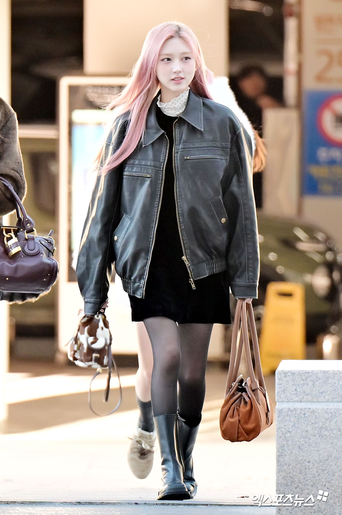 아이브 가을이 출국장으로 향하고 있다.