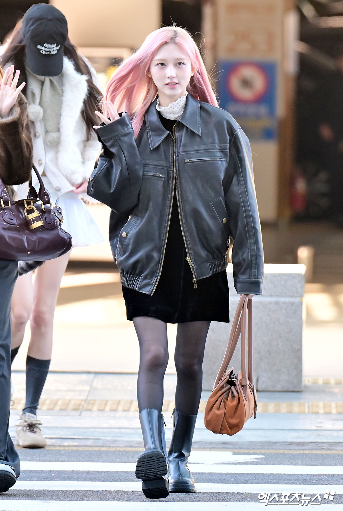 아이브 가을이 출국장으로 향하고 있다.