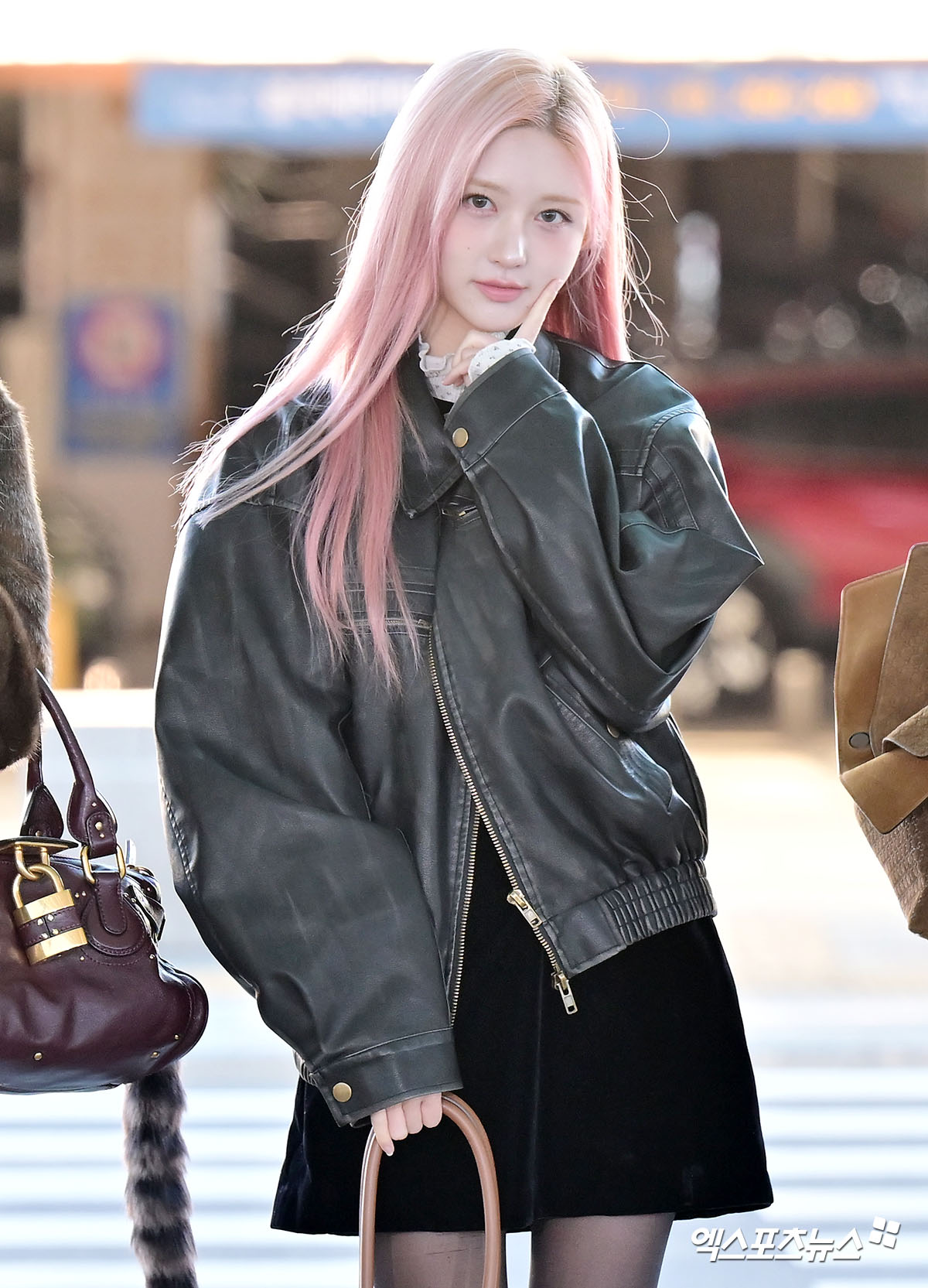 아이브 가을이 출국장으로 향하고 있다.