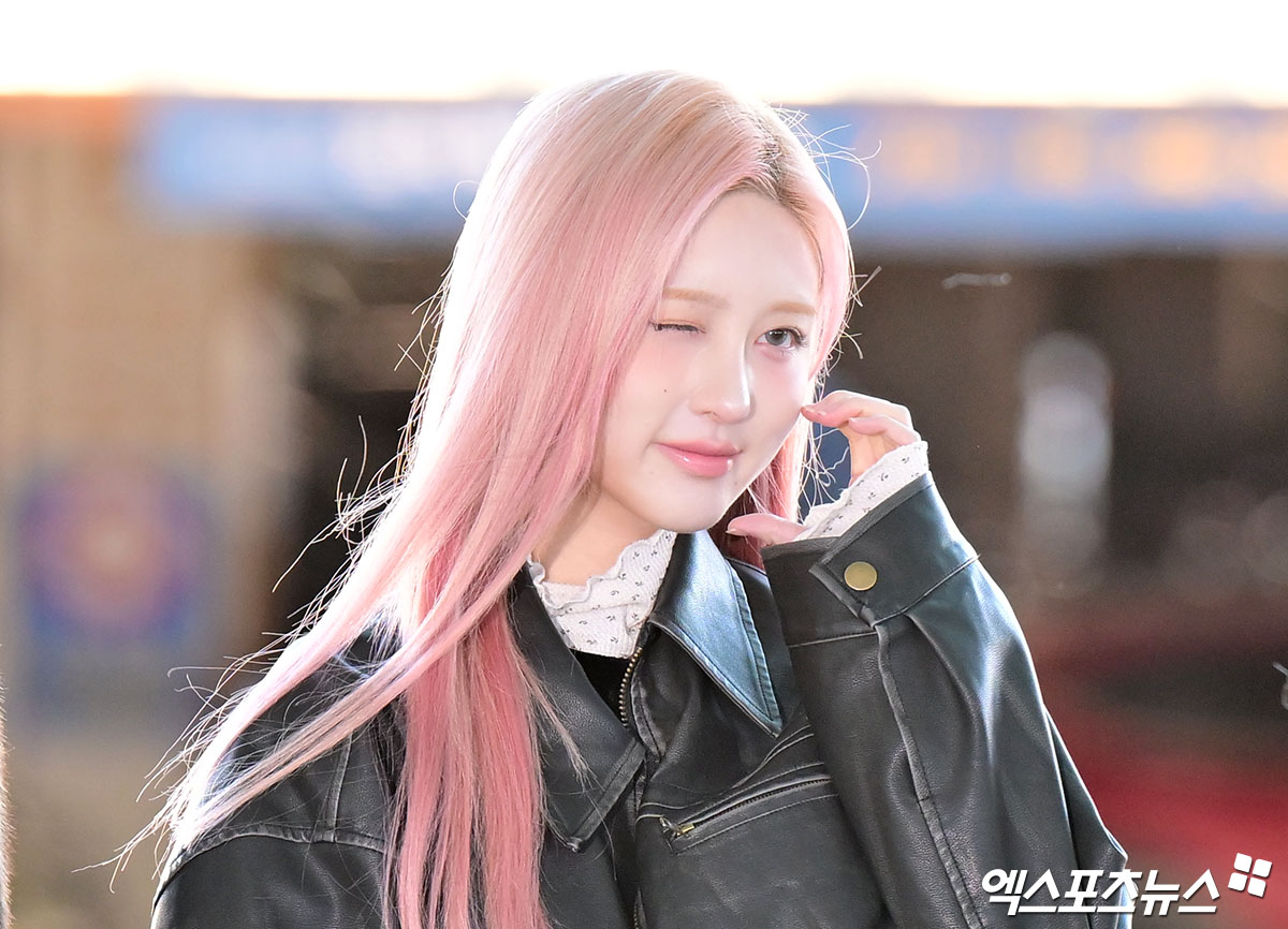 아이브 가을이 출국장으로 향하고 있다.