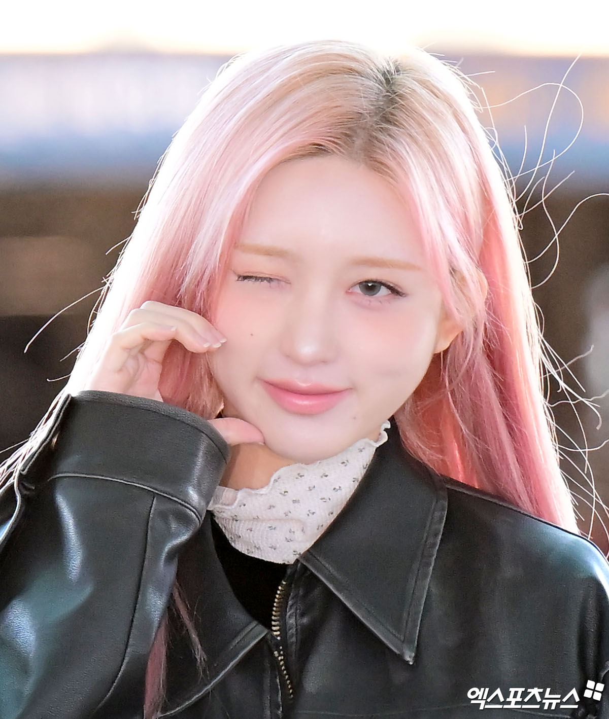 아이브 가을이 출국장으로 향하고 있다.