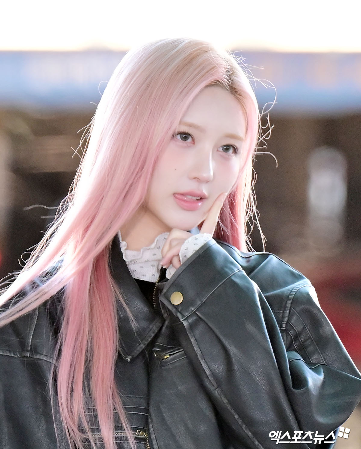 아이브 가을이 출국장으로 향하고 있다.