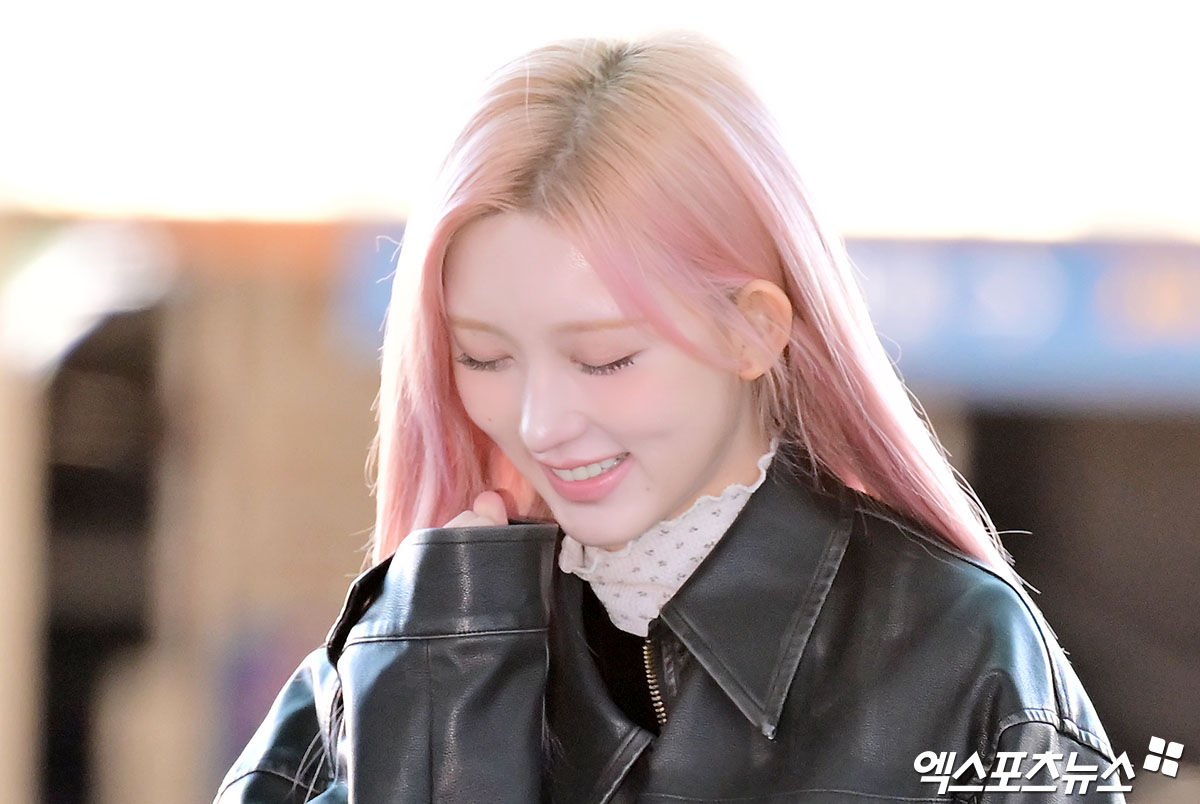 아이브 가을이 출국장으로 향하고 있다.