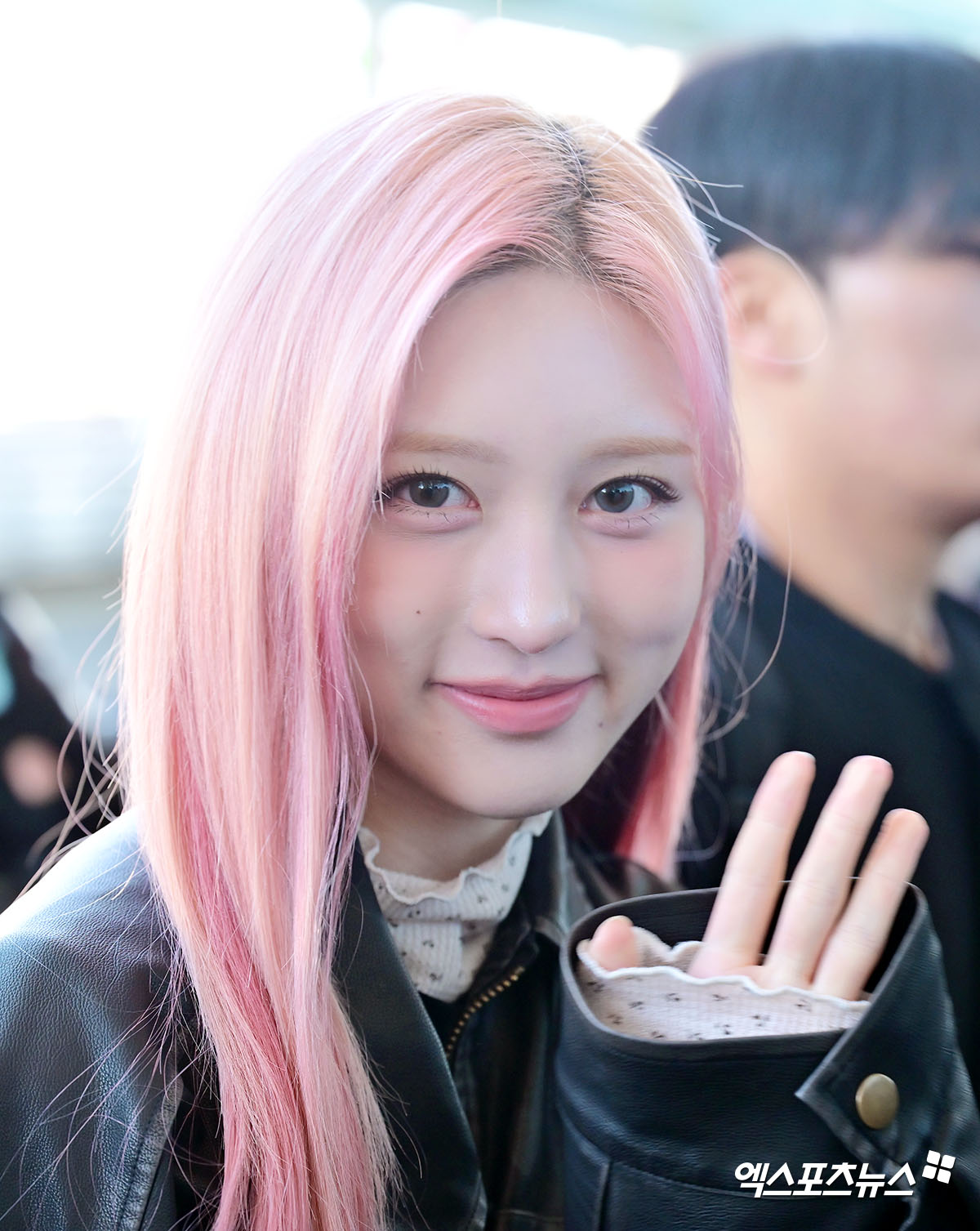 아이브 가을이 출국장으로 향하고 있다.