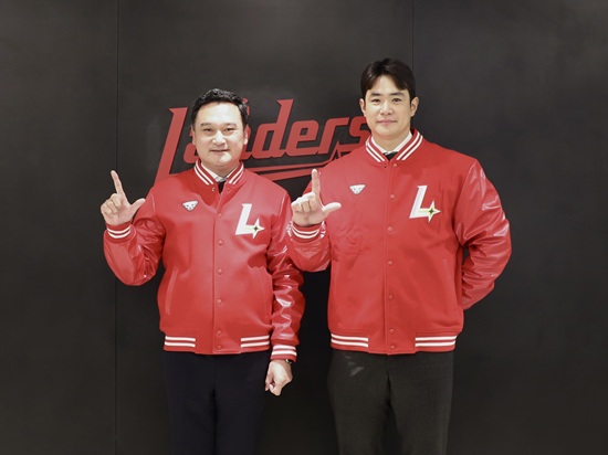 SSG 랜더스가 5일 외야수 김재환을 2년 최대 총액 22억 원에 다년계약을 체결했다고 공식 발표했다. 김재환은 원소속팀 두산 베어스에서 체결했던 첫 번째 FA 계약 당시 삽입한 방출 옵션을 발동해 보류선수명단에서 제외됐다. SSG 랜더스